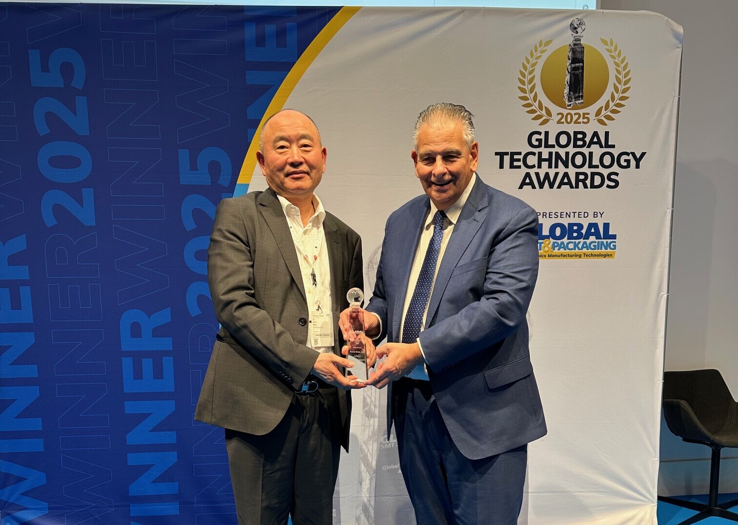 ACM CEO Dr. David Wange accepting the Global SMT award